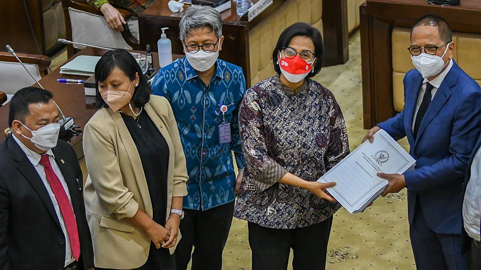 Menteri Keuangan Sri Mulyani Indrawati (kedua kanan) menerima DIM RUU HKPD dari Ketua Komisi XI DPR RI Dito Ganinduto (kanan) disaksikan Ketua Komite IV DPD RI Sukiryanto (kiri) dan Wakil Ketua Komite IV Novita Anakotta (kedua kiri), Senin (20/9/2021). ANTARA FOTO/Galih Pradipta/aww.