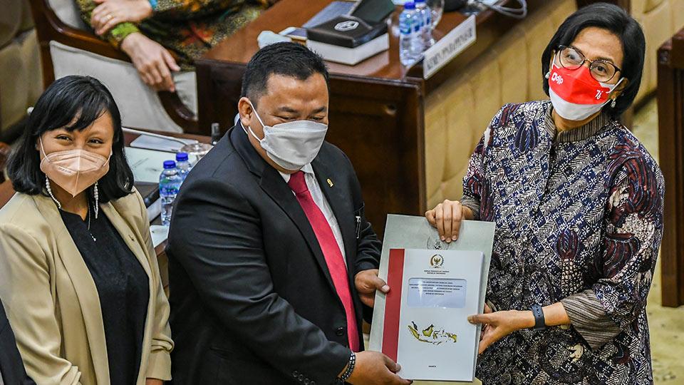 Menteri Keuangan Sri Mulyani (kanan) menerima DIM RUU HKPD dari Ketua Komite IV DPD RI Sukiryanto (kedua kiri) disaksikan Wakil Ketua Komite IV Novita Anakotta (kiri) dalam rapat kerja di Kompleks Parlemen, Senayan, Jakarta, Senin (20/9/2021). ANTARA FOTO/Galih Pradipta/aww.