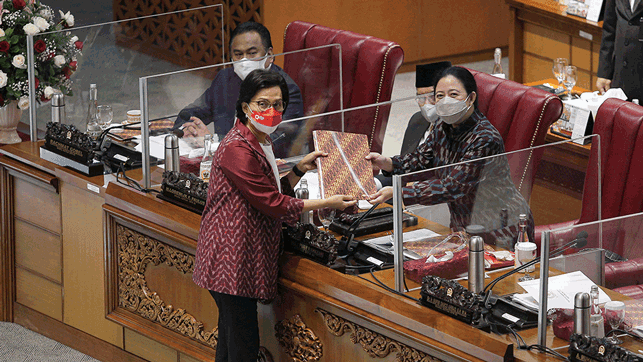 Menteri Keuangan Sri Mulyani Indrawati (kiri) menyerahkan berkas tanggapan pemerintah terkait dengan RUU APBN Tahun 2022 kepada Ketua DPR Puan Maharani (kanan) pada rapat paripurna DPR di Kompleks Parlemen, Senayan, Jakarta, Kamis (30/9/2021). Rapat Paripurna DPR menyetujui RUU APBN 2022 menjadi undang-undang. ANTARA FOTO/Dhemas Reviyanto/rwa.