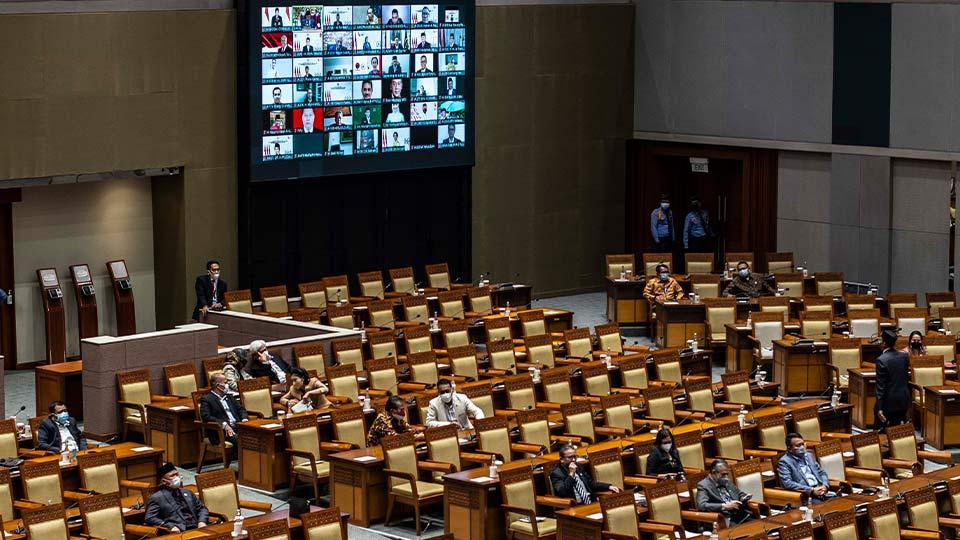 Sejumlah anggota DPR menghadiri Rapat Paripurna DPR di Kompleks Parlemen, Senayan, Jakarta, Kamis (7/10/2021). Salah satu agenda dalam rapat tersebut adalah pengesahan UU Harmonisasi Peraturan Perpajakan (HPP). ANTARA FOTO/Aprillio Akbar/aww.