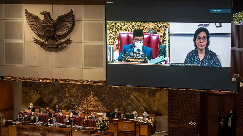 Menteri Keuangan Sri Mulyani (kanan pada layar) menghadiri secara virtual Rapat Paripurna DPR di Kompleks Parlemen, Senayan, Jakarta, Kamis (7/10/2021). Salah satu agenda dalam rapat tersebut adalah pengesahan UU Harmonisasi Peraturan Perpajakan (HPP). ANTARA FOTO/Aprillio Akbar/aww.