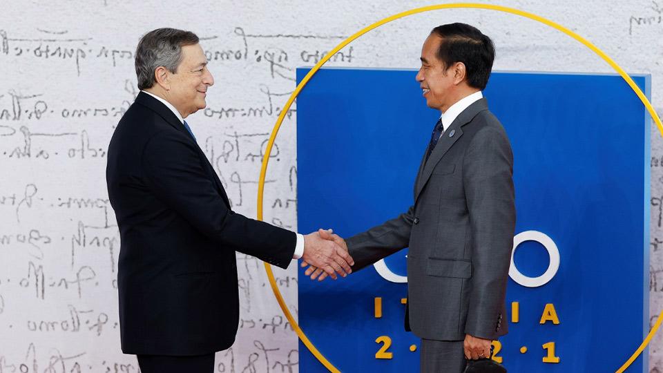 Perdana Menteri Italia Mario Draghi berjabat tangan dengan Presiden Indonesia Joko Widodo saat ia tiba untuk Konferensi Tingkat Tinggi G-20 di Roma, Italia, Sabtu (30/10/2021). ANTARA FOTO/REUTERS/Guglielmo Mangiapane/rwa/cfo