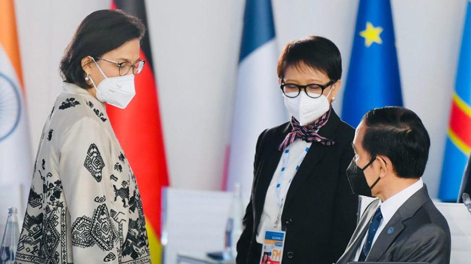 Presiden Indonesia Joko Widodo berbincang dengan Menteri Luar Negeri Retno Marsudi dan Menteri Keuangan Sri Mulyani Indrawati, di sela-sela KTT G-20 di Roma, Italia, Sabtu (30/10/2021). BPMI Setpres /Laily Rachev