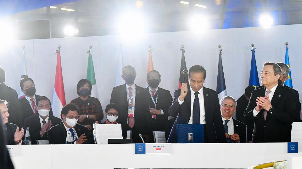 Presiden Indonesia Joko Widodo menerima Presidensi G-20 secara simbolis dari Perdana Menteri Italia Mario Draghi pada penutupan KTT G-20 di Roma, Minggu (31/10/2021). BPMI Setpres/Laily Rachev