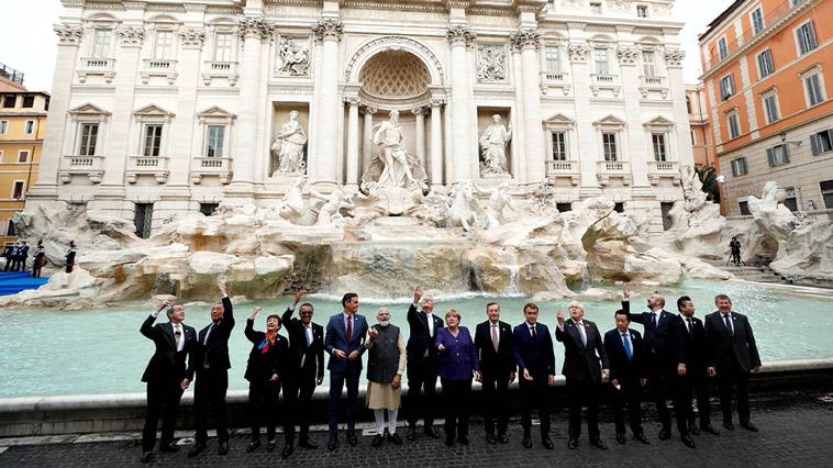 Para pemimpin G-20 melemparkan koin ke Air Mancur Trevi yang ikonik di Roma di sela-sela KTT G-20 di Roma, Italia, Minggu (31/10/2021). ANTARA FOTO/REUTERS/Guglielmo Mangiapane/FOC/sa.