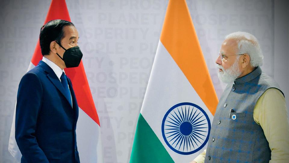 Presiden Indonesia Joko Widodo menggelar pertemuan bilateral dengan Perdana Menteri India Narendra Modi di sela-sela KTT G-20 di Roma, Italia, Minggu (31/10/2021). BPMI Setpres /Laily Rachev