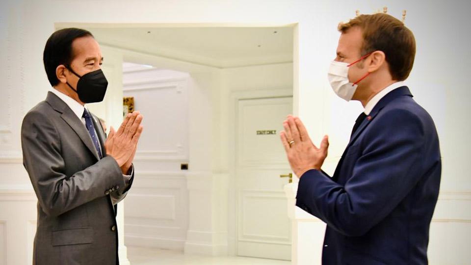 Presiden Indonesia Jokowi mengadakan pertemuan bilateral dengan Presiden Prancis Emmanuel Macron, di Roma, Italia, Sabtu (30/10/2021). BPMI Setpres/Laily Rachev