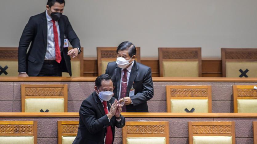 Menteri Dalam Negeri Tito Karnavian (bawah) menghadiri rapat paripurna DPR Ke-10 masa Persidangan II Tahun Sidang 2021-2022 di Kompleks Parlemen, Senayan, Jakarta, Selasa (7/12/2021). Dalam rapat tersebut DPR menyetujui atas Rancangan Undang-Undang tentang Hubungan Keuangan antara Pemerintah Pusat dan Pemerintah Daerah. ANTARA FOTO/Galih Pradipta/wsj.