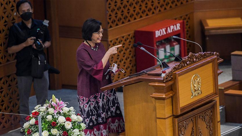 Menteri Keuangan Sri Mulyani bersiap menyampaikan tanggapan pemerintah saat rapat paripurna DPR Ke-10 masa Persidangan II Tahun Sidang 2021-2022 di Kompleks Parlemen, Senayan, Jakarta, Selasa (7/12/2021). Dalam rapat tersebut DPR menyetujui atas Rancangan Undang-Undang tentang Hubungan Keuangan antara Pemerintah Pusat dan Pemerintah Daerah. ANTARA FOTO/Galih Pradipta/wsj.