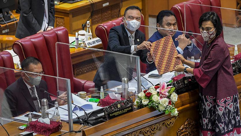 Wakil Ketua DPR Sufmi Dasco Ahmad (kedua kiri), Rachmat Gobel (kedua kanan) dan Lodewijk F Paulus (kiri) menerima berkas tanggapan pemerintah dari Menteri Keuangan Sri Mulyani (kanan) saat rapat paripurna DPR Ke-10 masa Persidangan II Tahun Sidang 2021-2022 di Kompleks Parlemen, Senayan, Jakarta, Selasa (7/12/2021). Dalam rapat tersebut DPR menyetujui atas Rancangan Undang-Undang tentang Hubungan Keuangan antara Pemerintah Pusat dan Pemerintah Daerah. ANTARA FOTO/Galih Pradipta/wsj.