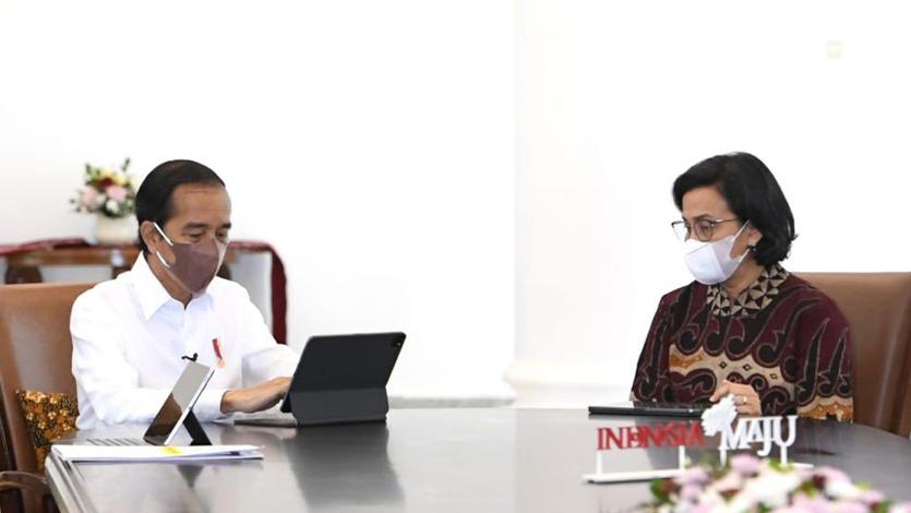 Presiden Joko Widodo didampingi Menteri Keuangan Sri Mulyani Indrawati dan Dirjen Pajak Suryo Utomo mengisi dan melaporkan Surat Pemberitahuan (SPT) Tahunan PPh 2021 secara online melalui e-filing di Istana Bogor, Jawa Barat, Jumat (4/3/2022). BPMI Setpres. 