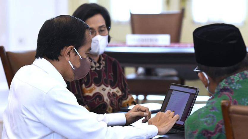 Presiden Joko Widodo didampingi Menteri Keuangan Sri Mulyani Indrawati dan Dirjen Pajak Suryo Utomo mengisi dan melaporkan Surat Pemberitahuan (SPT) Tahunan PPh 2021 secara online melalui e-filing di Istana Bogor, Jawa Barat, Jumat (4/3/2022). BPMI Setpres. 