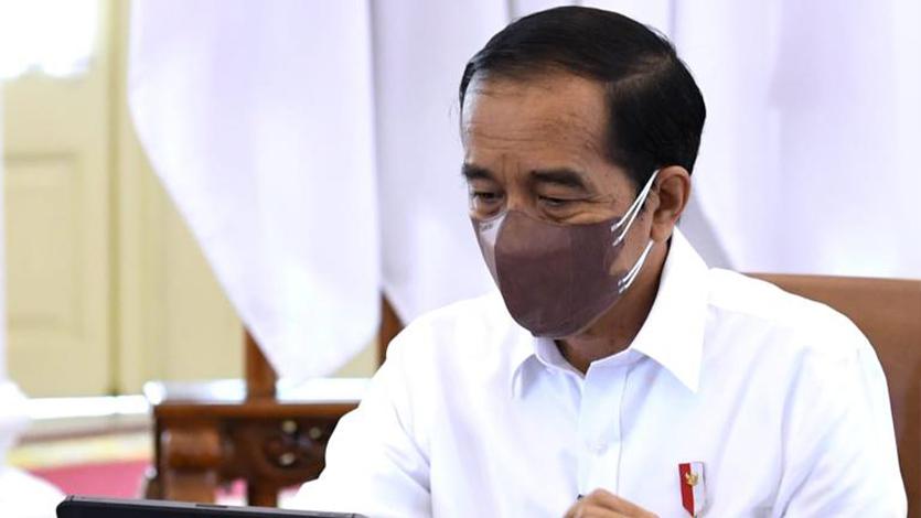 Presiden Joko Widodo didampingi Menteri Keuangan Sri Mulyani Indrawati dan Dirjen Pajak Suryo Utomo mengisi dan melaporkan Surat Pemberitahuan (SPT) Tahunan PPh 2021 secara online melalui e-filing di Istana Bogor, Jawa Barat, Jumat (4/3/2022). BPMI Setpres. 