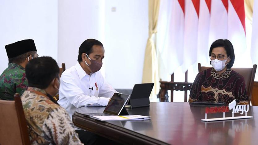 Presiden Joko Widodo didampingi Menteri Keuangan Sri Mulyani Indrawati dan Dirjen Pajak Suryo Utomo mengisi dan melaporkan Surat Pemberitahuan (SPT) Tahunan PPh 2021 secara online melalui e-filing di Istana Bogor, Jawa Barat, Jumat (4/3/2022). BPMI Setpres. 