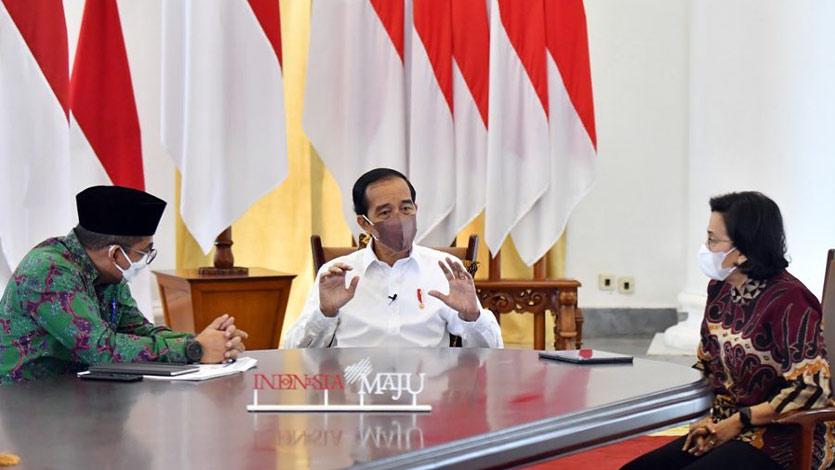 Presiden Joko Widodo didampingi Menteri Keuangan Sri Mulyani Indrawati dan Dirjen Pajak Suryo Utomo mengisi dan melaporkan Surat Pemberitahuan (SPT) Tahunan PPh 2021 secara online melalui e-filing di Istana Bogor, Jawa Barat, Jumat (4/3/2022). Kemenkeu. 