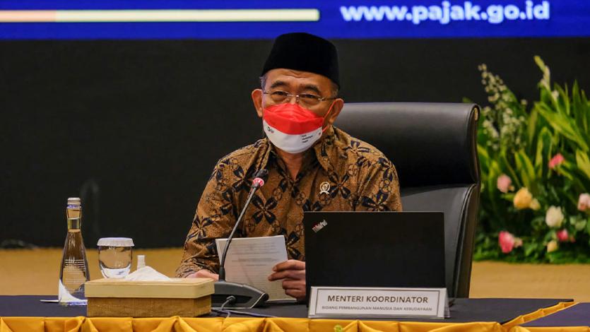 Menko Pembangunan Manusia Kebudayaan Muhadjir Effendy memberikan testimoni setelah melaporkan SPT Tahunan melalui e-filing. Menurutnya, perbaikan layanan telah dilakukan Ditjen Pajak. Dalam kesempatan itu, dia mengajak masyarakat untuk patuh dengan melaporkan SPT Tahunan tepat waktu. (Foto: DJP) 