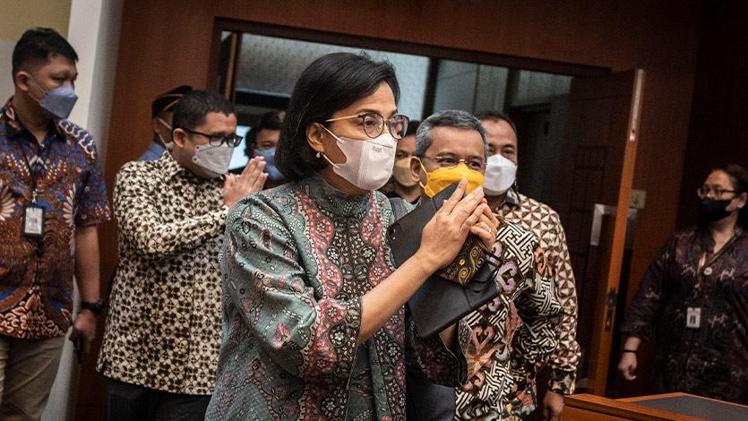 Menteri Keuangan Sri Mulyani (tengah) menghadiri rapat kerja dengan Badan Anggaran (Banggar) DPR di Kompleks Parlemen, Senayan, Jakarta, Kamis (19/5/2022). Rapat kerja terkait dengan persetujuan tambahan kebutuhan anggaran dalam merespons kenaikan harga komoditas. ANTARA FOTO/Aprillio Akbar/foc.