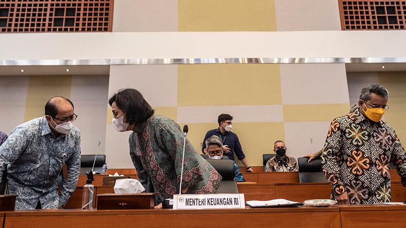 Menteri Keuangan Sri Mulyani (kedua kiri) didampingi Wakil Menteri Keuangan Suahasil Nazara (kanan) berbincang dengan Dirjen Anggaran Kemenkeu Isa Rachmatarwata (kiri) saat menghadiri rapat kerja dengan Badan Anggaran (Banggar) DPR di Kompleks Parlemen, Senayan, Jakarta, Kamis (19/5/2022). Banggar DPR menyetujui perubahan postur APBN 2022 dengan pendapatan negara senilai Rp2.266,2 triliun, naik dari target awal Rp1.846,1 triliun. ANTARA FOTO/Aprillio Akbar/foc.