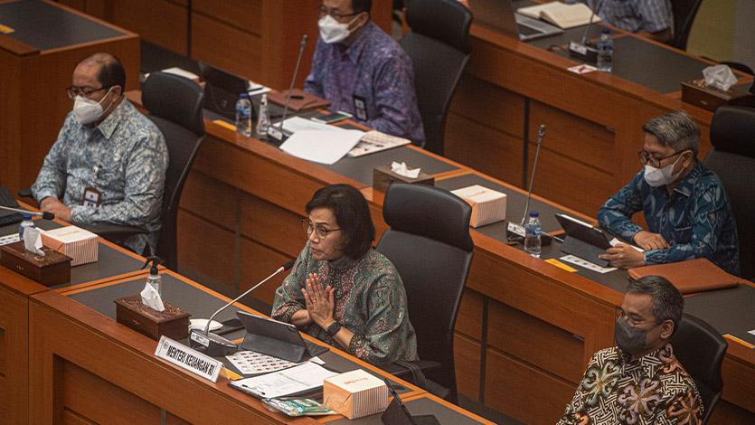 Menteri Keuangan Sri Mulyani (tengah) mengikuti rapat kerja dengan Badan Anggaran (Banggar) DPR di Kompleks Parlemen, Senayan, Jakarta, Kamis (19/5/2022). Banggar DPR menyetujui perubahan postur APBN 2022 dengan belanja mencapai Rp3.106,4 triliun, naik dari rencana awal Rp2.714,2 triliun. Kenaikan belanja terjadi di belanja non-K/L yang mencakup pos belanja subsidi, program perlindungan sosial, dan lainnya. ANTARA FOTO/Aprillio Akbar/foc.