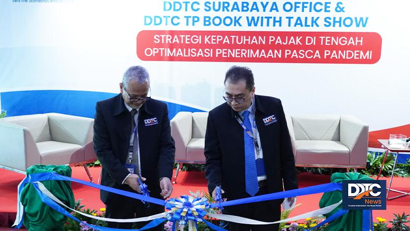 Grand launching Kantor DDTC Cabang Surabaya secara simbolis ditandai dengan pemotongan pita yang dilakukan langsung oleh Managing Partner DDTC Darussalam dan Senior Partner DDTC Danny Septriadi, Selasa (14/6/2022). Adapun kantor cabang berada di AMG Tower Surabaya.