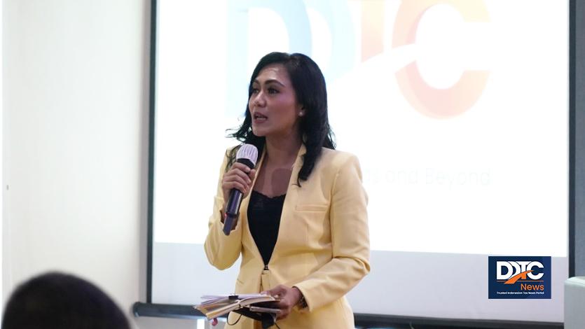 Presenter TV Brigitta Manohara memandu acara talk show bertajuk Strategi Kepatuhan Pajak di Tengah Optimalisasi Penerimaan Pascapandemi yang menjadi bagian dari grand launching Kantor DDTC Cabang Surabaya, Selasa (14/6/2022).