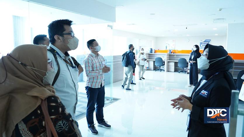 Para peserta acara melakukan company visit secara bergantian di Kantor DDTC Cabang Surabaya. 