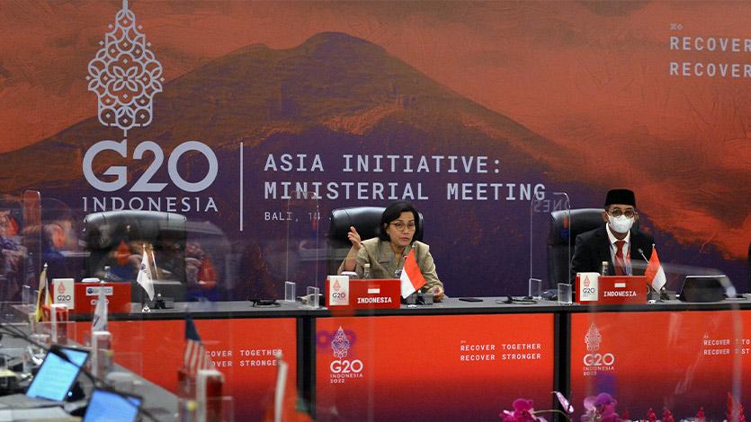 Menteri Keuangan Sri Mulyani (kiri) didampingi Dirjen Pajak selaku Chair of the Asia Initiative Suryo Utomo (kanan) berbicara pada Asia Initiative Ministerial Meeting di Nusa Dua, Badung, Bali, Kamis (14/7/2022). ANTARA FOTO/POOL/Fikri Yusuf/rwa.