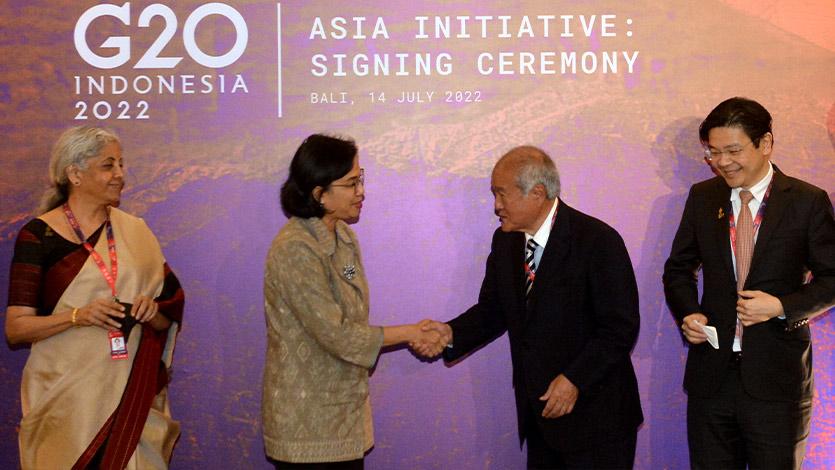 Menteri Keuangan Sri Mulyani (kedua kiri) berjabat tangan dengan Menteri Keuangan Jepang Shunichi Suzuki (kedua kanan) disaksikan Wakil Perdana Menteri Singapura sekaligus Menteri Keuangan Singapura Lawrence Wong (kanan) dan Menteri Keuangan India Nirmala Sitharaman (kiri). ANTARA FOTO/POOL/Fikri Yusuf/rwa. 