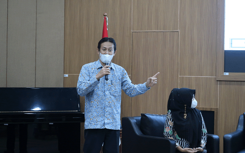 Penyampaian materi kuliah umum oleh Ketua CDCC Untirta Wahyu Susihono, Selasa (11/10/2022). Wahyu menyampaikan tantangan dan peluang di dunia kerja yang harus dihadapi para sarjana di tengah revolusi 4.0 dan robotics.