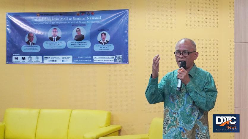 Kepala Prodi Akuntansi Perpajakan FEB Unpad Muhammad Dahlan memberikan sambutan dalam acara penandatanganan MoU dan seminar nasional di Kampus FEB Unpad, Rabu (26/10/2022). Dia berharap Unpad dan DDTC bisa segera mewujudkan beberapa kegiatan, seperti penyusunan kurikulum dan riset.