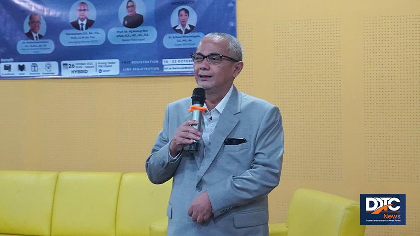 Managing Partner DDTC Darussalam memberikan sambutan dalam acara penandatanganan MoU dan seminar nasional di Kampus FEB Unpad, Rabu (26/10/2022).  Dia menyatakan institusinya sangat terbuka dengan berbagai kolaborasi kegiatan konkret setelah penandatanganan nota kesepahaman. 