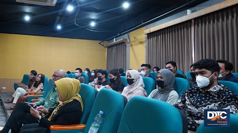 Para peserta yang hadir secara luring dalam seminar nasional bertajuk Mengulik Potensi dan Implementasi Karier di Bidang Perpajakan di Kampus FEB Unpad, Jatinangor, Rabu (26/10/2022). Selain luring, acara juga diikuti secara daring melalui Zoom. 