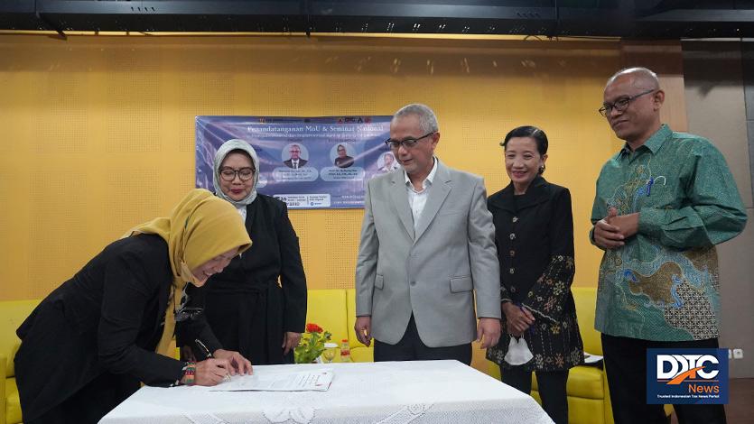 Ketua SPM Unpad Rd. Funny Mustikasari Elita menandatangani memorandum of understanding (MoU) antara DDTC dan Unpad pada Rabu (26/10/2022). Unpad menambah deretan 32 kampus yang telah terlebih dahulu menjalin kerja sama pendidikan dengan DDTC.