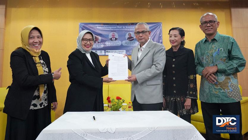 Berfoto bersama setelah penandatanganan MoU dan MoA, Rabu (26/10/2022). Unpad menambah deretan 32 kampus yang telah terlebih dahulu menjalin kerja sama pendidikan dengan DDTC.