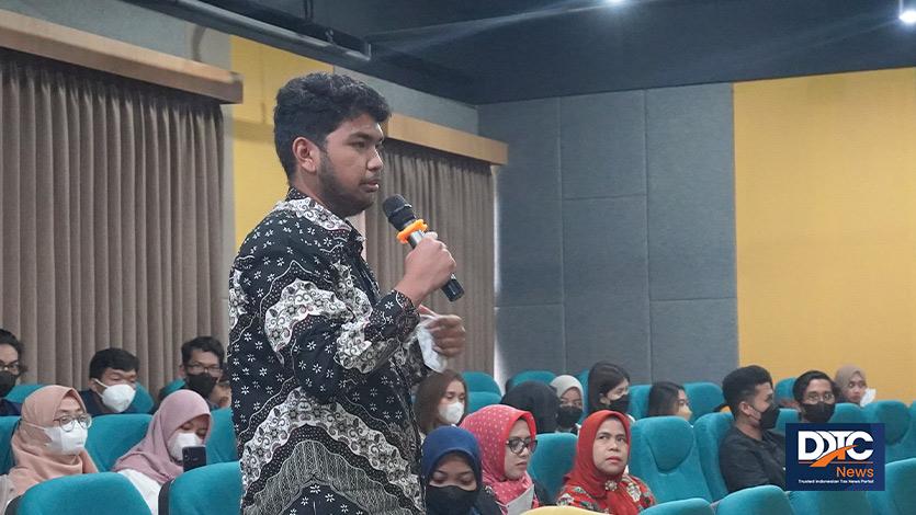 Salah satu mahasiswa mengajukan pertanyaan dalam seminar Mengulik Potensi dan Implementasi Karier di Bidang Perpajakan di Kampus FEB Unpad, Jatinangor, Rabu (26/10/2022). 