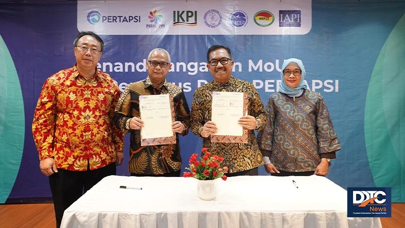 Ketua Umum PERTAPSI Darussalam dan Ketua Umum Ikatan Konsultan Pajak Indonesia (IKPI) Ruston Tambunan serta kedua saksi penandatanganan Mou berfoto bersama di Menara DDTC Senin (31/7/2023). 