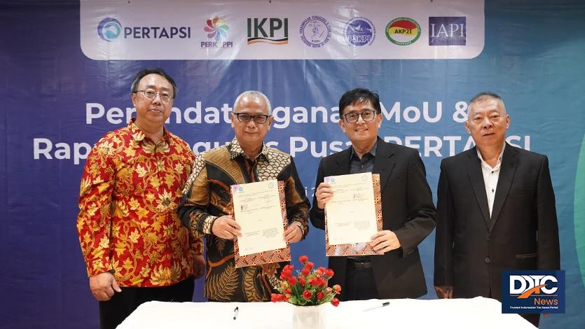 Ketua Umum PERTAPSI Darussalam dan Ketua Perkumpulan Pengacara dan Praktisi Hukum Pajak Indonesia (P3HPI) Jhon Eddy serta kedua saksi penandatanganan Mou berfoto bersama di Menara DDTC Senin (31/7/2023). 