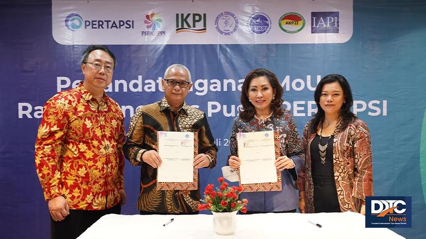 Ketua Umum PERTAPSI Darussalam dan Ketua Umum Perkumpulan Praktisi dan Profesi Konsultan Pajak Indonesia (P3KPI) Susy Suryani Suyanto serta kedua saksi penandatanganan Mou berfoto bersama di Menara DDTC Senin (31/7/2023). 