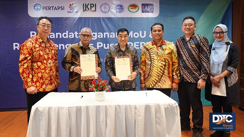 Ketua Umum PERTAPSI Darussalam dan Ketua Umum Institut Akuntan Publik Indonesia (IAPI) Hendang Tanusdjaja serta para saksi penandatanganan Mou berfoto bersama di Menara DDTC Senin (31/7/2023). 