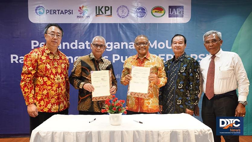 Ketua Umum PERTAPSI Darussalam dan Ketua Umum Asosiasi Konsultan Pajak Publik Indonesia (AKP2I) Suherman Saleh serta para saksi penandatanganan Mou berfoto bersama di Menara DDTC Senin (31/7/2023). 