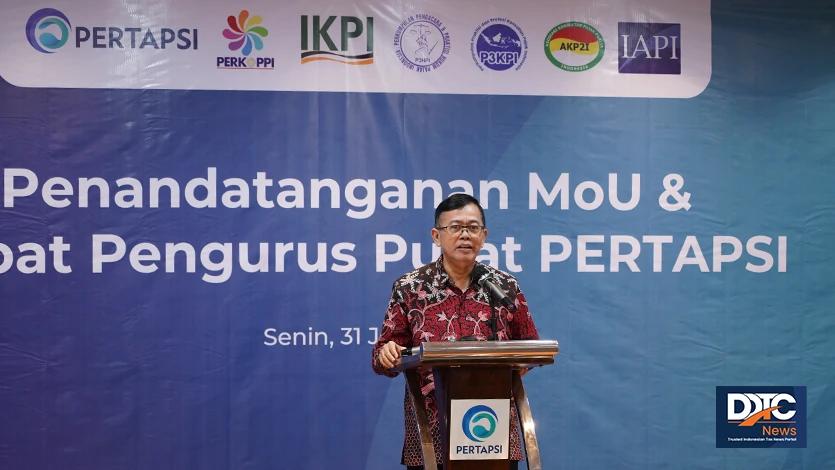 Ketua Dewan Pembina PERTAPSI P. M. John L. Hutagaol memberikan sambutan dalam penandatanganan MoU dengan 6 asosiasi profesi di Menara DDTC Senin (31/7/2023). 