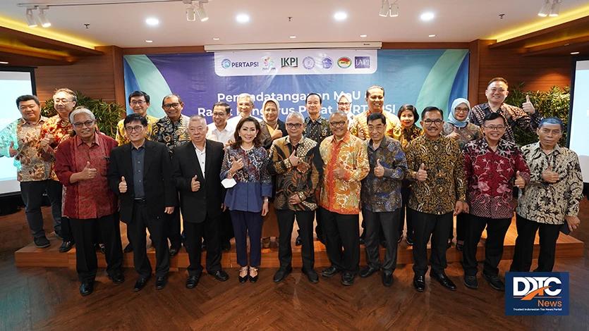 Foto bersama setelah penandatanganan MoU antara PERTAPSI dan 6 asosiasi profesi di Menara DDTC Senin (31/7/2023). 