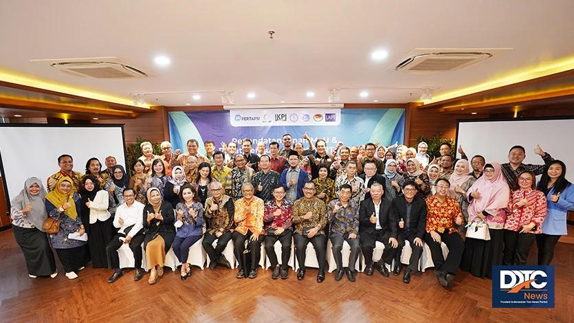 Foto bersama setelah penandatanganan MoU antara PERTAPSI dan 6 asosiasi profesi di Menara DDTC Senin (31/7/2023). 