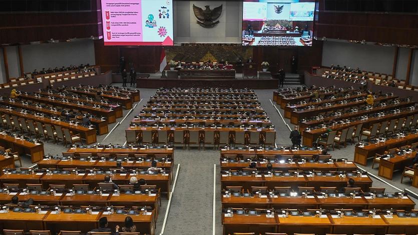 Suasana Rapat Paripurna ke-6 Masa Persidangan I 2023-2024 di Kompleks Parlemen, Senayan, Jakarta, Kamis (21/9/2023). Dalam rapat tersebut, DPR resmi mengesahkan RUU APBN 2024 menjadi undang-undang setelah 8 fraksi menyatakan setuju dan 1 fraksi (PKS) menyatakan setuju dengan catatan. ANTARA FOTO/Aditya Pradana Putra/hp.