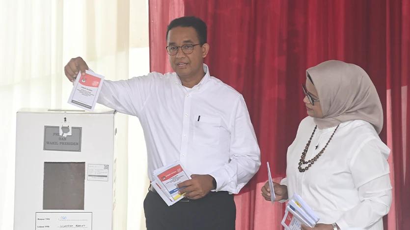 Capres nomor urut 1 Anies Baswedan (kiri) dan istrinya Fery Farhati memasukkan surat suara pemilu 2024 ke dalam kotak suara di TPS 60, Lebak Bulus, Jakarta, Rabu (14/2/2024). ANTARA FOTO/Indrianto Eko Suwarso/tom.