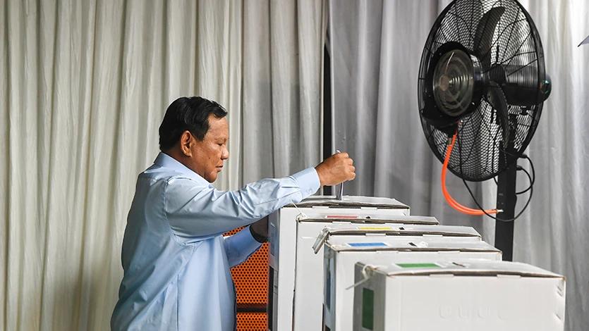 Capres nomor urut 2 Prabowo Subianto memasukkan suara suara pemilu 2024 ke dalam kotak suara usai mencoblos di TPS 033, Kampung Curug, Desa Bojong Koneng, Babakan Madang, Bogor, Jawa Barat, Rabu (14/2/2024). ANTARA FOTO/Galih Pradipta/tom.