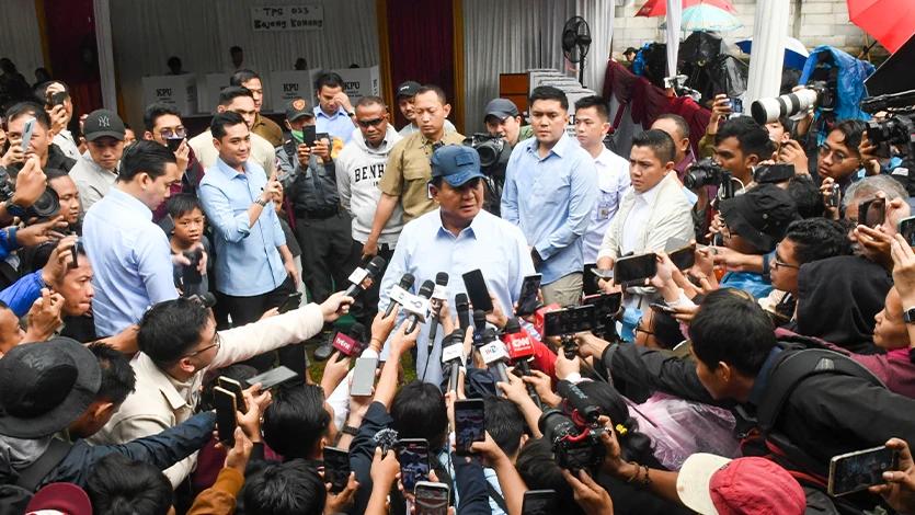 Capres nomor urut 2 Prabowo Subianto bertemu dengan wartawan usai menggunakan hak pilihnya di TPS 033, Kampung Curug, Desa Bojong Koneng, Babakan Madang, Bogor, Jawa Barat, Rabu (14/2/2024). ANTARA FOTO/Galih Pradipta/tom.