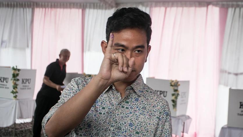 Cawapres nomor urut 2 Gibran Rakabuming Raka menunjukkan jari kelingking yang telah tercelup tinta usai menggunakan hak pilihnya di TPS 34 di Manahan, Solo, Jawa Tengah, Rabu (14/2/2024). ANTARA FOTO/Mohammad Ayudha/aww.