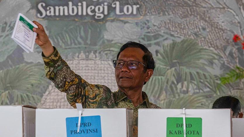 Cawapres nomor urut 3 Mahfud MD menunjukkan surat suara Pemilu 2024 usai mencoblos di TPS 106 Sambilegi Lor, Maguwoharjo, Depok, Sleman, D.I Yogyakarta, Rabu (14/2/2024). Pemilu 2024 untuk memilih presiden dan wakil presiden, anggota DPR, DPD, DPRD provinsi dan DPRD kabupaten/kota tersebut dilaksanakan secara serentak di 38 provinsi dengan DPT sebanyak 204.807.222 pemilih. ANTARA FOTO/Andreas Fitri Atmoko/agr/tom.