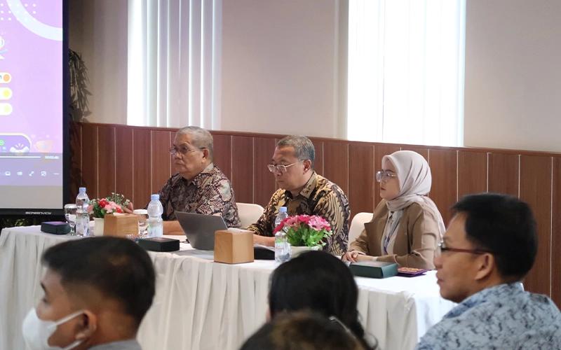 Dewan juri, yakni Anggota Dewan Pembina PERTAPSI Basri Musri Simbolon (kiri), Anggota PERTAPSI Suwardi (tengah), dan Manager DDTC Fiscal Research & Advisory Awwaliatul Mukarromah (kanan).